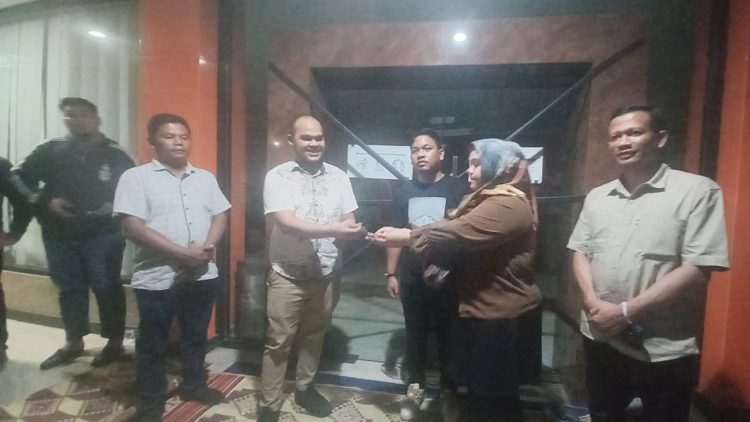 Kuasa Hukum Ahli Waris Klaim Tanah Universitas Tjut Nyak Dhien, Dwi Ngai Sinaga dan Friend Johanes Tambunan
menyerahkan kunci segel ruangan kepada Lurah Sei Sikambing C II, David Surya Darma Nainggolan melalui anak ahli waris. (Foto Romulo Sinaga)