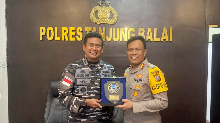Kapolres Tanjungbalai AKBP Welman Feri, S.I.K. M.I.K menerima kunjungan silaturahmi dari Danlanal TBA Letkol Laut (P) Agung Dwi H.D, M.Tr. Opsla. CTMP