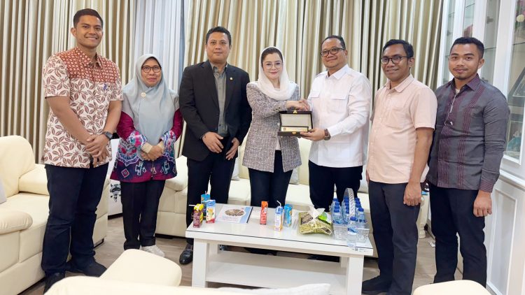 Wakil Wali Kota Tanjungbalai, Muhammad Fadly Abdina didampingi Kadis PUTR Tety Juliany Siregar kunjungan kerja kepada Anggota Komisi V DPR RI, Andi Iwan Darmawan dan Hj Novita Wijayanti