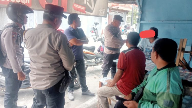 PS. Kanit Binmas AIPTU Panogaran Manurung bersama personil piket mendatangi seorang pria diduga pungli