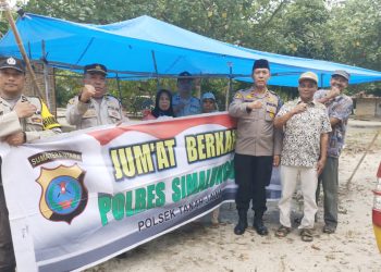 Kapolseķ Tanah Jawa Kompol Asmon Bufitra, S.H. M.H berbagi kasih kepada warga membutuhkan