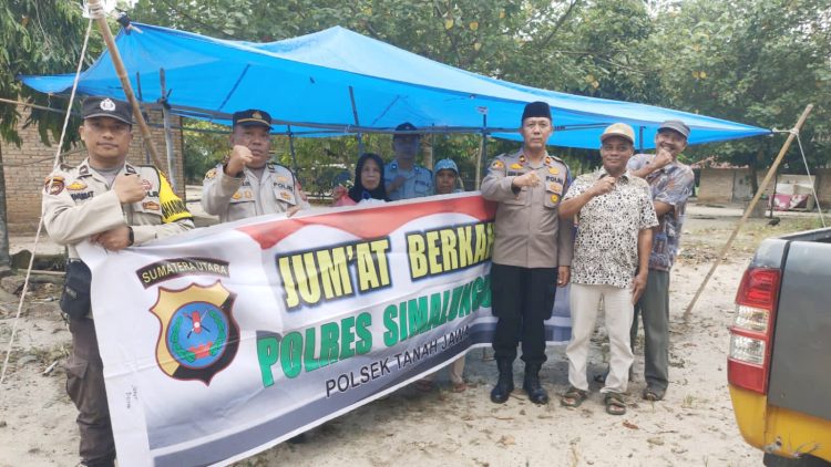 Kapolseķ Tanah Jawa Kompol Asmon Bufitra, S.H. M.H berbagi kasih kepada warga membutuhkan