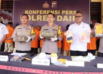 Kapolres Dairi, AKBP Otniel Siahaan didampingi Kasat Narkoba, AKP Bram Candra Sihombing dan Kabag OPS, AKP Luhut Bapit Sihombing saat menggelar konferensi pers di Mapolres Dairu. (Foto Ist)