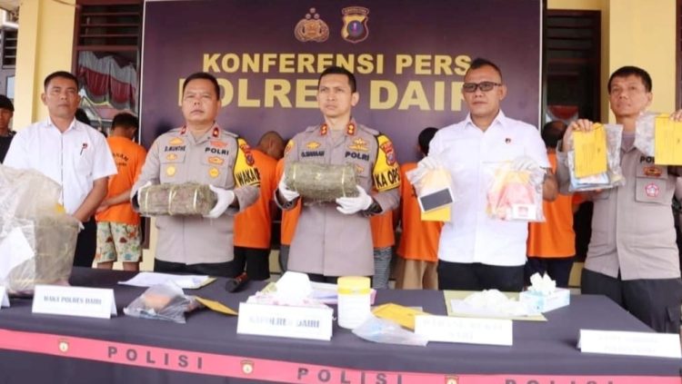Kapolres Dairi, AKBP Otniel Siahaan didampingi Kasat Narkoba, AKP Bram Candra Sihombing dan Kabag OPS, AKP Luhut Bapit Sihombing saat menggelar konferensi pers di Mapolres Dairu. (Foto Ist)