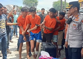 Kapolrestabes Medan, Kombes Pol Dr Gidion Arif Setiawan S.I.K.S.H.M.Hum didampingi Kapolsek Sunggal, Kompol Bambang G Hutabarat S.H.M.H saat paparan begal sadis yang kerap bereaksi di Jalan Medan – Binjai KM. 16 Desa Serbajadi, Sunggal, Deli Serdang. (Foto Ist)