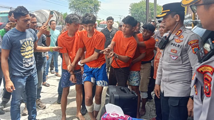 Kapolrestabes Medan, Kombes Pol Dr Gidion Arif Setiawan S.I.K.S.H.M.Hum didampingi Kapolsek Sunggal, Kompol Bambang G Hutabarat S.H.M.H saat paparan begal sadis yang kerap bereaksi di Jalan Medan – Binjai KM. 16 Desa Serbajadi, Sunggal, Deli Serdang. (Foto Ist)