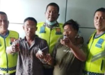 Supir dan kernek truk colt diesel dengan alat isap sabu yang diamankan. (Foto Ist)