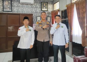 Kapolsek Tanah Jawa Kompol Asmon Bufitra, SH. MH menerima kunjungan Kepala Sekolah MTs Negeri 1 Tanah Jawa Budi Suemdi, M.Pd bersama rombongan
