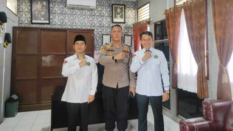 Kapolsek Tanah Jawa Kompol Asmon Bufitra, SH. MH menerima kunjungan Kepala Sekolah MTs Negeri 1 Tanah Jawa Budi Suemdi, M.Pd bersama rombongan