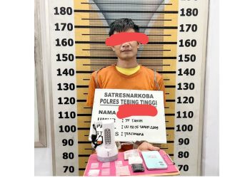 Pelaku JW alias Bowo beserta barang bukti saat diamankan di Sat Resnarkoba Polres Tebing Tinggi
