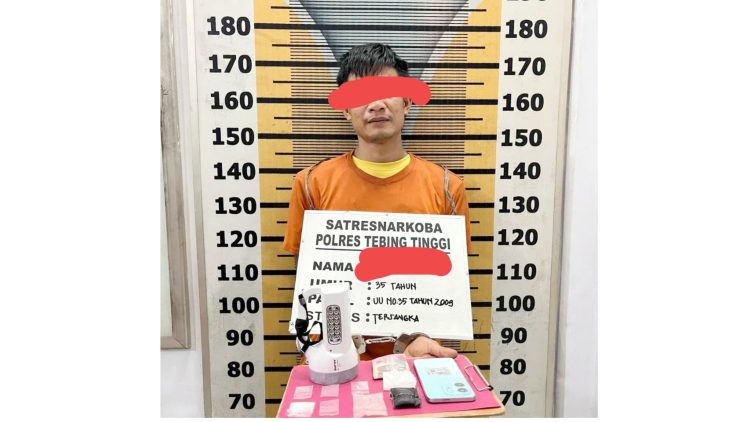 Pelaku JW alias Bowo beserta barang bukti saat diamankan di Sat Resnarkoba Polres Tebing Tinggi