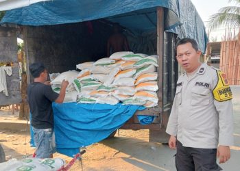 Personil Polsek Teluk Nibung Laksanakan Pengamanan Penyaluran Bantuan Beras kepada Masyarakat