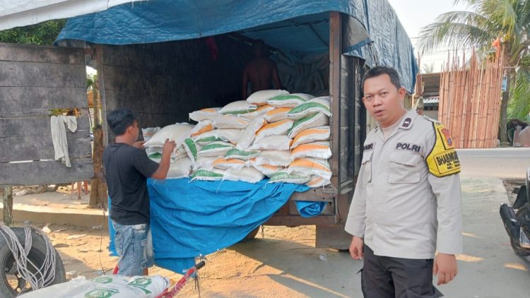 Personil Polsek Teluk Nibung Laksanakan Pengamanan Penyaluran Bantuan Beras kepada Masyarakat