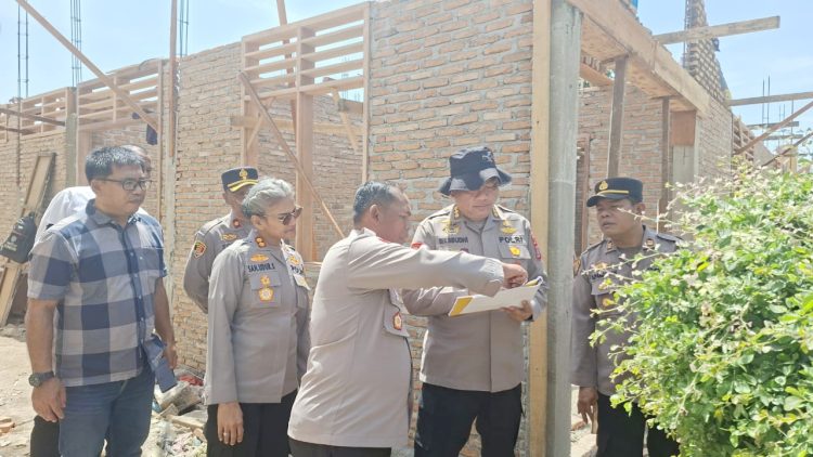 Kapolres Simalungun AKBP Marganda Aritonang, S.H. S.I.K. M.M dampingi Irwasda Polda Sumut Kombes Pol Nanang Masbudi, S.I.K., M.Si. C.Fr.A inspeksi pembangunan Gedung SPPG Polres Simalungun