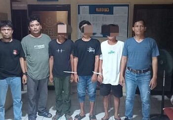 Ketiga pelaku pengeroyokan diapit Kanit Reskrim IPDA Juhandya Malau dan Tim