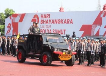 Kapolda Sumut, Irjen Pol Whisnu Hermawan Februanto saat menggelar Upacara Peringatan HUT Bhayangkara ke-79 di Lapangan KS Tubun, Mapolda Sumut. (Foto Ist)
