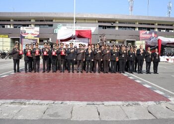 Kapolrestabes Medan, Kombes Pol. Dr. Gidion Arif Setyawan memberikan penghargaan kepada 82 personel Polrestabes Medan dalam rangka HUT Bhayangkara ke-79 di halaman Markas Polrestabes Medan. (Foto Ist)