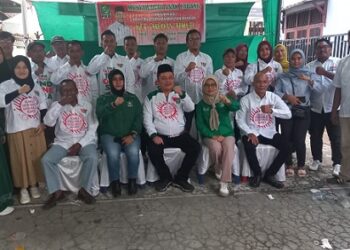 Ketua DPC PKB Medan, Hamdan Simbolon, anggota DPRD Medan sekaligus politisi PKB berfoto bersama dengan pengurus DPAC PKB Medan Timur dan Medan Deli. (Foto Ist)