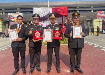 Kapolsek Sunggal Kompol Bambang Gunanti, SH, MH, Wakapolsek Sunggal AKP Philip A Purba SH, MH, Kanit Binmas AKP AG Lubis, Kanit Intelkam Ipda Zulkifli Panjaitan usai menerima penghargaan dalam rangka Hari Bhayangkara ke 79 di halaman Mapolrestabes Medan