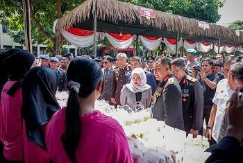 Kapolda Sumut, Irjen Pol Whisnu Hermawan Februanto mengecek kegiatan program Pasar Murah dalam rangka
HUT Bhayangkara ke-79. (Foto Ist)