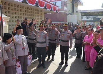 Kapolrestabes Medan Kombes Pol. Dr. Gidion Arif Setyawan serta dihadiri Wakapolrestabes AKBP Rudi Silaen
menggelar upacara Wisuda Purna Bakti 27 Anggota Polri dan PNS Polri di jajaran Polrestabes Medan. (Foto Ist)
