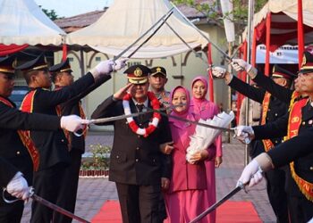 Pelepasan Purna Bakti Kasi Humas Kompol Ahmad Dahlan Panjaitan dengan tradisi pedang pora