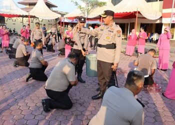 Kapolres Tanjungbalai, AKBP Yon Edi Winara memimpin upacara kenaikan pangkat setingkat sebanyak 15 personil