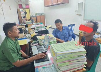 Dar terduga pelaku cabul saat diperiksa diruangan Unit PPA Sat Reskrim Polres Pematangsiantar