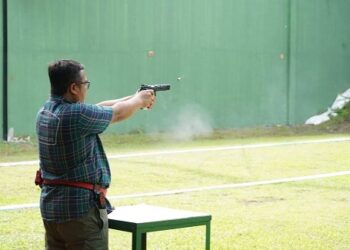 Topan Obaja Ginting atau Topan Ginting ( TOP) berlatih menembak, dimana KPK dalam pengeledahan di kediaman pribadi menemukan senjata api. (Foto Ist)