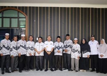 Wali Kota Tanjungbalai, Mahyaruddin Salim saat menerima audiensi jajaran PGRI Tanjungbalai yang dipimpin Ketua PGRI, Sri Gunawan Tarigan 
