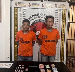   Tersangka Marudut Purba Siboro  dan Reinhard Natanael Sinaga beserta barang bukti