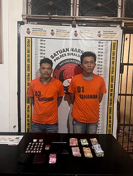 Tersangka Marudut Purba Siboro dan Reinhard Natanael Sinaga beserta barang bukti