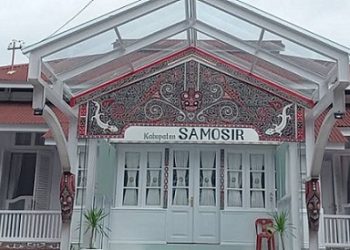 Gubsu Bobby Nasution menyerahkan aset Rumah Dinas Bupati Samosir. (Foto Ist)