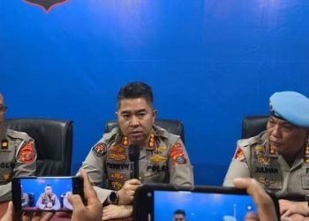 Kabid Humas Polda Sumut, Kombes Pol Ferry Walintukan dan Kabid Propam Polda Sumut, Kombes Pol Julihan Munthe saat memberikan keterangan kepada wartawan soal mobil viral milik Propam Polres Tapsel. (Foto Ist)