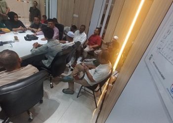 Ketua Komisi 4 DPRD Kota Medan, Paul Mei Anton Simanjuntak dan anggota Komisi 4, Lailatul Badri saat bertemu warga dan perwakilan PT Agro Jaya Perdana. (Foto Ist)