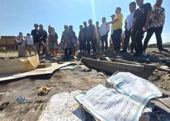 Ketua Komisi 1 DPRD Kota Medan, Reza Pahlevi S.Kom saat meninjau kawasan paluh di Belawan yang ditimbun PT STTC. (Foto Romulo)