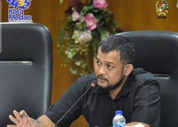 Wakil Ketua DPRD Kota Medan, Hadi Suhendra saat mengelar rapat terkait kerusakan Jalan Raya Pelabuhan Belawan ( depan SPBU 14.204.1120 / Simpang Buaya ) bersama sejumlah perwakilan perusahaan, Polres Belawan, Kejari Belawan dan OPD Pemko Medan. (Foto Ist)