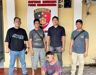 Pelaku Penganiayaan BS alias Benny diapit Kanit Jatanras IPDA Ricardo Rajagukguk S.Sos bersama tim