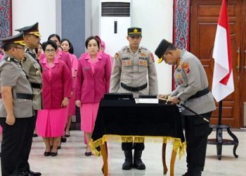 Kapolda Sumut, Irjen. Pol. Whisnu Hermawan Februanto saat upacara serah terima jabatan sejumlah Pejabat Utama dan Kapolres jajaran Polda Sumut. (Foto Ist)