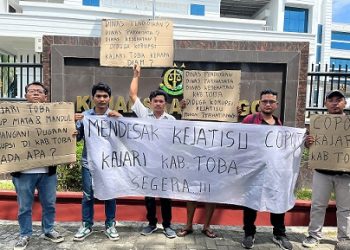 Puluhan massa tergabung dalam Aliansi Pemuda & Mahasiswa Sumut ( APMSU) berunjuk rasa dihalaman
Kejakti Sumut untuk mendesak mencopot Kajari Toba. (Foto Ist)