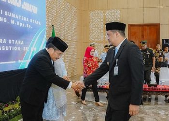 Gubernur Sumut Muhammad Bobby Afif Nasution melantik Togap Simangunsong sebagai Sekdaprov Sumut di Gedung Serbaguna VIP Bandara Internasional Kualanamu. (Foto Ist)
