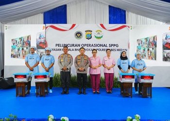 Kapolri Jenderal Listyo Sigit Prabowo didampinggi Kapolda Sumut Irjen Pol. Whisnu Hermawan Februanto menyerahkan bantuan kepada Satuan Pelayanan Pemenuhan Gizi (SPPG) Porestabes Medan. (Foto Ist)