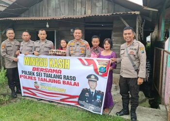 Kapolsek Sei Tualang Raso IPTU Hendra A. Karo karo SH. MH bersama personil berikan bansos kepada Bapak Novita Pasaribu / Ibu Sumiati br. Naibaho