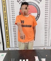 Pelaku Andi Agus Siregar alias Cokal beserta barang bukti diamankan di Sat Resnarkoba Polres Simalungun
