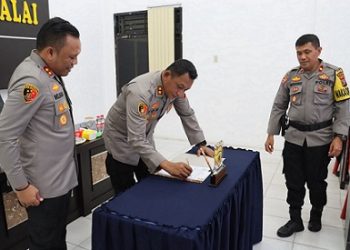 Penandatanganan dan Penyerahan Memori Serah Terima buku Laporan Kesatuan dari Kapolres Tanjungbalai yang lama AKBP Yon Edi Winara, S.H, S.I.K, M.H kepada Kapolres Tanjungbalai yang Baru AKBP Welman Feri, S.I.K., M.I.K