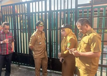 Ketua Komisi 4 DPRD Kota Medan, Paul Mei Anton Simanjuntak didampinggi sejumlah anggota Komisi 4 saat meninjau akses gang yang ditutup dengan mengunakan pagar di Jln Amal Gg Melati 3 , Sunggal, Medan Sunggal. (Foto Romulo)