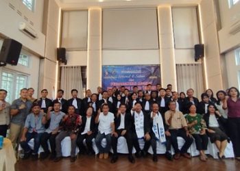 Wakil Ketua Dewan Pimpinan Nasional (DPN) Peradi Dr. Burhan Sidabariba, SH, MH, mewakili Ketua Umum DPN Peradi Dr. Luhut MP Pangaribuan, SH, LLM, didampingi Ketua DPC Peradi Medan Dwi Ngai Sinaga saat melantik sebanyak 28 advokat. (Foto Ist)