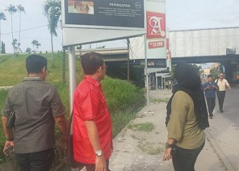 Komisi 4 DPRD Kota Medan saat meninjau reklame di Jln Letda Sujono yang tak memiliki izin. (Foto Romulo)