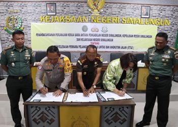 Kapolres Simalungun AKBP Marganda Aritonang, S.H. S.I.K. M.M bersama Kajari Simalungun Irfan Hergianto, SH. MH dan Ketua Pengadilan Negeri (PN) Simalungun Erika Sari Emsah Ginting S.H. M.H menandatangani MoU ETLE