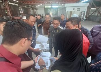 Komis 4 DPRD Medan saat meninjau bangunan gudang di Jln Pulau Sumatera Kelurahan Mabar, Kecamatan Medan Deli yang telah berungkali mendapat peringatan karena tanpa PBG tapi tidak ada penindakan dari Pemko Medan akhirnya berdiri kokoh. (Foto Ist)